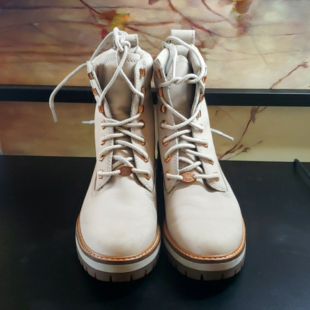 Timberland Woman's Courmayeur Valley Beige Leather Boots; size 7.5